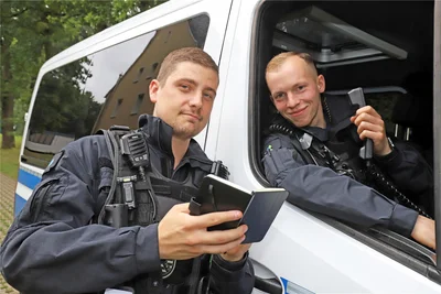 Die Polizeimeister Lucien Leufert (l.) und Christopher Kunstmann retteten gemeinsam mit Kollegen der kleinen Erina im Juli das Leben.