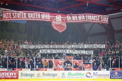 Kurz vor dem ersten Bully am Sonntag: Fans aus der Heine-Kurve erinnern vor dem Spiel zwischen Crimmitschau und Rosenheim (3:1) an die Verdienste von Kim Collins.