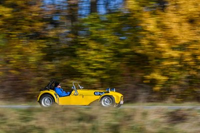Knallgelber Exot auf den Straßen des Erzgebirges: Kai Haberkorn mit seinem Caterham Super 7.