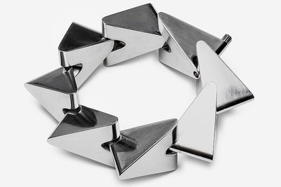 Silberarmband von Bent Knudsen aus dem Jahr 1957 aus der Sammlung Marion und Jörg Schwandt - der Schmuck ist im Leipziger Grassimuseum in der Ausstellung "Made in Denmark" zu sehen. 