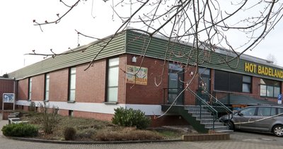 Die Schwimmhalle des HOT-Badelandes in Hohenstein-Ernstthal. Im Freibad der Einrichtung hatten Jugendliche in der Nacht vom 25. zum 26. Juni 2019 randaliert und dabei schwere Schäden verursacht. Zwei der Täter sind jetzt dafür verurteilt worden. 