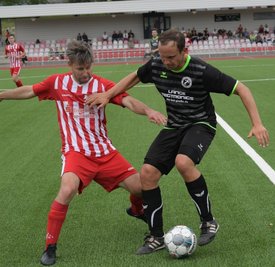 Mit 6:3 schickte der FCS um Tim Iser (links) die SpVgg Reinsdorf-Vielau nach Hause. Das war am zweiten Spieltag Ende August. Seitdem warten die Stollberger auf einen weiteren Dreier. 