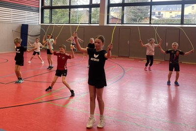 Sportliches Seilspringen machte den Schülern sichtlich Spaß.