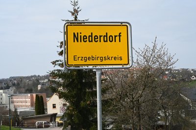 Die Gemeinde Niederdorf rüstet sich für einen flächendeckenden Stromausfall. Angeschafft wurden Heizkörper für Notquartiere und ein Notstromaggregat für die Feuerwehr.
