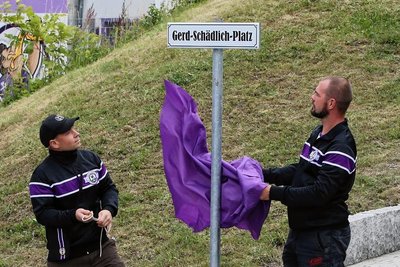 Fans hatten bereits im Sommer vergangenen Jahres dem Erfolgstrainer ein Denkmal gesetzt und den Platz am Stadion umbenannt - damals noch nicht ganz offiziell. 