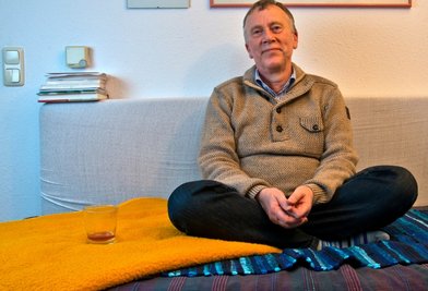 Weihnachtsdekoration? Braucht Christoph Wohlgemuth für ein fröhliches Weihnachten nicht. Der Pfarrer im Ruhestand lebt minimalistische Feiertage ohne starre Rituale und rät auch anderen, es mit dem Perfektionismus in dieser Zeit nicht zu übertreiben.