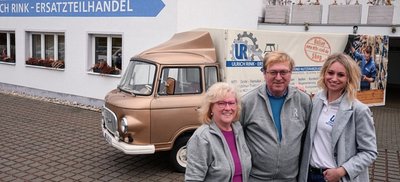 Führen das international agierende Lengenfelder Unternehmen Rink im Familienbetrieb: Silke und Ulrich Rink sowie Tochter Franziska Rink. Der schmucke wie seltene B 1000 hört auf den Namen Goldi und dient dem Unternehmen als mobiler Messestand bei den großen Branchentreffen; so etwa bei der Landwirtschaftsmesse Grüne Tage in Erfurt oder der Leipziger Agra-Landwirtschaftsausstellung als wichtigste Messe in Ost- und Mitteldeutschland. Auch bei Messen in Hannover, Köln oder Barcelona gehören die Rinks zu den Gästen, die gleich containerweise einkaufen. 