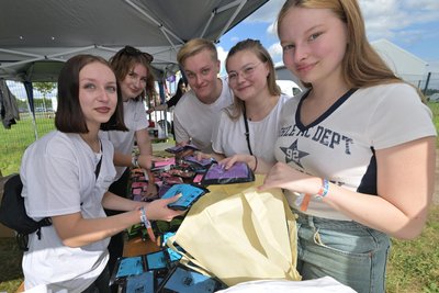 Mina Frenzel, Lucy Radies, Lukas Möckel, Helen Schmidtke aus Zwickau und Anika Gregor aus Meerane (v.li.) mit Farbbeuteln, die in die Luft geworfen wurden.