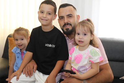 Erina zusammen mit Papa Besir, Bruder Endrit und Schwester Nazmije (v.r.) im Juli.