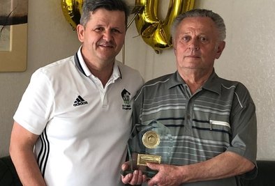 Anlässlich seines 80. Geburtstages wurde Hansjörg Fritzsch zum Ehrenmitglied des Kreisverbandes Fußball Erzgebirge ernannt. Dessen Geschäftsführer Jens Breidel überbrachte die Auszeichnung. 