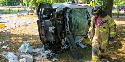 Der Transporter flog förmlich von der Straße. Das Fahrzeug überschlug sich mehrfach und blieb an einem Baum liegen. 