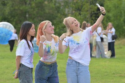 Ein Erinnerungsfoto gab es auch bei Dang Mai Chi Nguyen, Berit Franke und Leonie Hahn (v. li.).