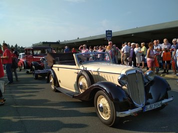 Der Oldtimer-Audi, mit dem "AKK" durch Schöneck fuhr.