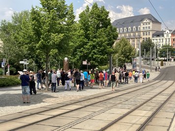 Zum sechsten Mal haben sich Bürger am Samstagnachmittag am Wendedenkmal im Stadtzentrum zu einer Kundgebung und einem Demonstrationszug getroffen, um ihre Kritik an Beschränkungen aufgrund der Corona-Pandemie zum Ausdruck zu bringen.