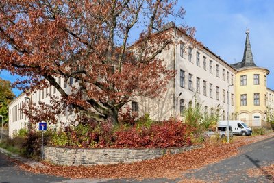 Der Altbau der Schule mit einem abgerundeten Treppenhaus entstand 1882 im heutigen Stadtteil Markersdorf, die Erweiterung wurde 1929 übergeben. 