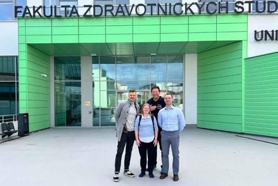An der Uni in Ústí nad Labem (v.l.): Kay Teichmann, Physiotherapeutin Eva Rohnová, Lars Helbig und der Leiter der Abteilung für Physiotherapie, Ondřej Kališko.