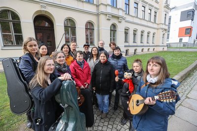 Ein Teil der Honorarlehrer und -lehrerinnen vor der Musikschule. Sie erhalten kein Geld, wenn eine Stunde ausfällt, weil der Schüler absagt. Auch in den Ferien verdienen sie nichts.