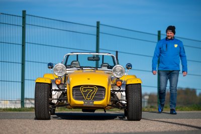 „Simplify, then add lightness“: Fahrfertig wiegt der Caterham nur 525 Kilo. Die Insassen sitzen so tief, dass sich ihre Köpfe auf gleicher Höhe mit den Radnaben vorbeifahrender Lkw befinden.