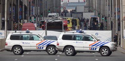 Polizeiabsperrung vor der Metrostation Maelbeek. Nur wenige Hundert Meter von hier liegt das EU-Parlament.  Foto: Olivier Hoslet/dpa