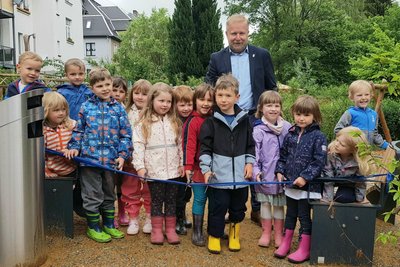 Erst die Arbeit: „Knirpsenland“-Kinder schreiten mit Stadtchef Marco Siegemund zur Tat.