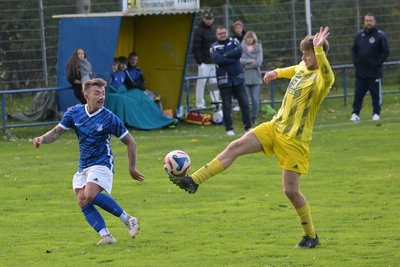 Im Achtelfinale hatten sich Tobias Rothe vom VfB Empor Glauchau II (links) und Louis Kompst von Traktor Neukirchen (rechts) mit ihren Teams ein spannendes Duell geliefert. Neukirchen siegte letztlich im Elfmeterschießen.