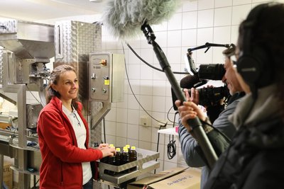 Christin Lehmann von der Ölmühle Dörnthal stand dem Kamerateam des MDR Rede und Antwort.