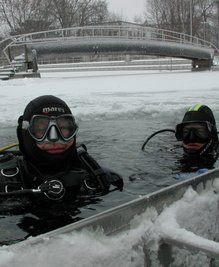 Björn Apenburg (l.) und Matthias Schulze von den Freiberger Feuerwehrtauchern haben am Mittwoch im Freiberger Johannisbad Rettungselemente geprobt.