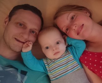 Thomas und Vanessa Müller mit ihrem Baby Karl. Der Kleine leidet an der Marmorknochenkrankheit.