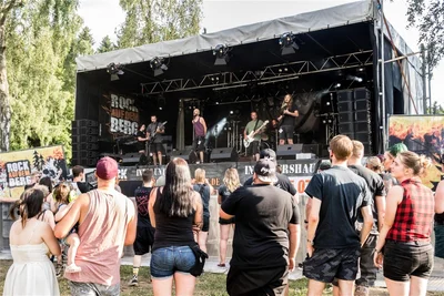 „Rock auf dem Berg“ bei Pobershau: Zehn Bands aus Deutschland, Tschechien und Ungarn – hier Forsaken Vengeance aus Annaberg-Buchholz – traten bei der 26. Auflage des Festivals auf.