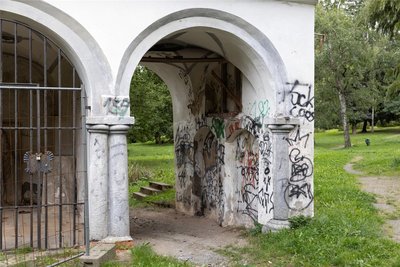 Kaum ein Objekt auf dem weiträumigen Gelände des alten Friedhofes, das nicht mit Schmierereien übersät ist. Dazu kommt vielfach baulicher Verfall.