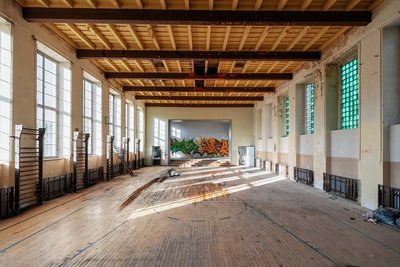 Zum Komplex gehört die frühere Turnhalle. Auch dort werden Wohnungen entstehen.