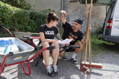 Haben den Einsatz am Freitag koordiniert: Stephanie Hübschmann und Philipp Ullmann von der Alten Brauerei. Danach waren alle Helferinnen und Helfer zum Picknick eingeladen.