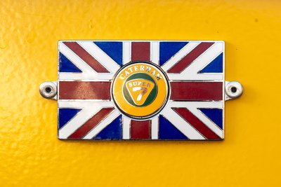 Union-Jack-Plakette: Der „7Saxonia“-Stamm hat rund 40 Mitglieder. Die Zahl der in Sachsen zugelassenen Super 7 und mit ihm verwandten Fahrzeuge schätzt Kai Haberkorn auf 45 bis 50.