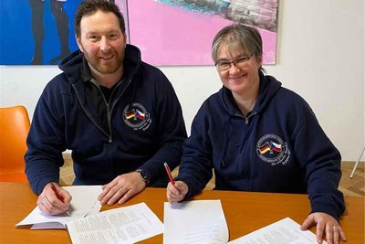 Sie verbinden Menschen: Lars Helbig und Lenka Šaldová bei der Gründung des tschechisch-deutschen Partnerschaftsvereins.