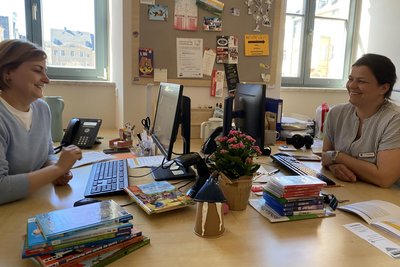 Wollen die Bibliothek sichtbarer machen: Lisa Lemberg (rechts) und Alexandra Müller-Berauer.