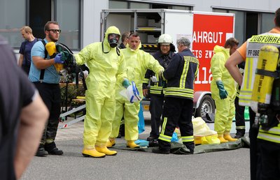 Bei einem Großeinsatz der Feuerwehr in einer Firma in Hohenstein-Ernstthal waren auch Feuerwehrleute in Spezialanzügen vor Ort.