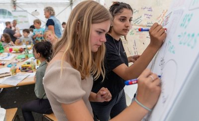 Zukunft Plauens: Eman Ayash (17) und Laura Hermsdorf (14) von der Plauener Hufeland-Oberschule entwickelten mit Kita-Kindern und Studierenden der BA während eines Workshops Ideen fürs Zukunftszentrum. 