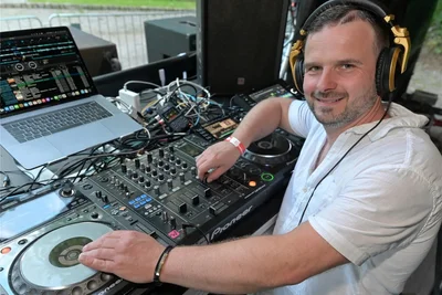 „Hot Summer Beats“ in Grünhain: Auf der Main Stage aufgelegt hat unter anderem auch Mirko Sten Voigt alias DJ This Golden aus Zwönitz.