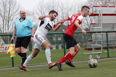 Max Clauß (rechts im Spiel der Vorsaison gegen Syrau) erzielte für den OSV in Chemnitz das dritte Tor.
