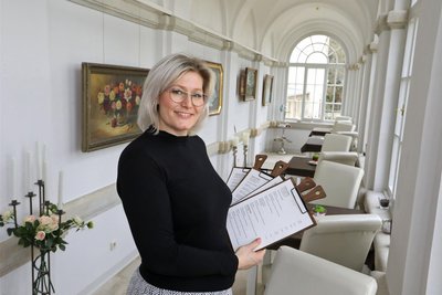 Ein Bild aus der Zeit kurz vor Corona: Jana Schmidt zeigt die Speisekarten für das Café „Sweet Sophie“.