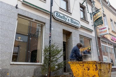 Die Räume von Shellys Bistro werden momentan entkernt und saniert. Im Bild: Steve Radeke und Steve Gleixner von der Trockenbaufirma Damm aus Ellefeld im Einsatz. 