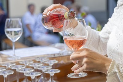 Das Weinfest in der Falkensteiner Schloßstraße findet zum 25. Mal statt.