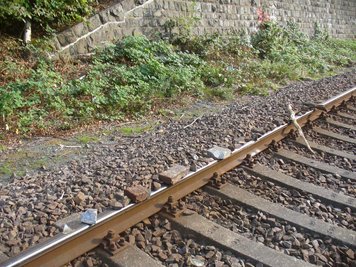 Unbekannte haben Steine, Betonplatten und Holzstücke auf die Gleise gelegt.