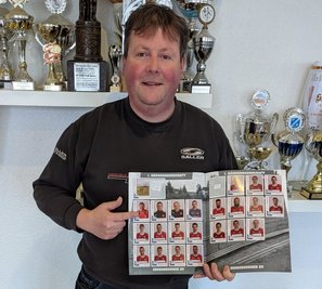Seht her, da bin ich: Abteilungsleiter René Gentz vom Ebersbrunner SV präsentiert stolz das Sticker-Album des Vereins. 