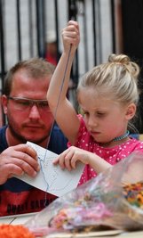 Lia bestickte auf dem Kinderhandwerkermarkt eine Karte und gestaltete ein schönes Bild aus Wolle.