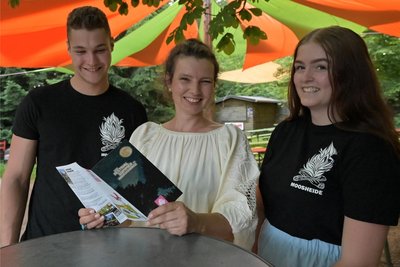 „Techno im Wald“ an der Moosheide bei Zwönitz: Auch Toni Tschierske, Daniela Lützendorf und Johanna Ullmann waren am Samstagabend dabei.