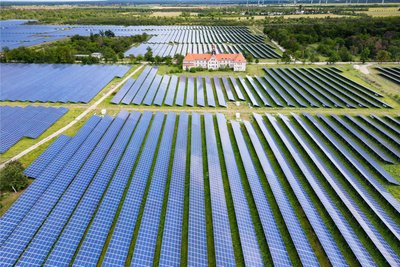 95-Hektar-Solarpark im Landkreis Meißen: Die Erwartung, dass beispielsweise bei der Energiewende etwas Positives für die Menschen herumkommt, ist gering, sagt Psychologin Angelika Gellrich.