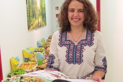 Vereinsvorsitzende Marija Perkhalets freut sich über die Integrationsbücher in Ukrainisch und Deutsch, die Mädchen und Jungen beim Erlernen der Sprache helfen sollen.
