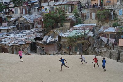 Haiti ist ein fußballverrücktes Land. Kinder spielen unter widrigsten Bedingungen. (Archivbild)
