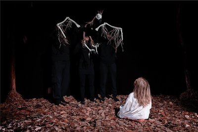 Der Tod ereilt das fieberkranke Kind (Martha Stöckner) in der virtuellen Umsetzung der Ballade vom Erlkönig in vielerlei Gestalt. So auch in der eines Adlers. 